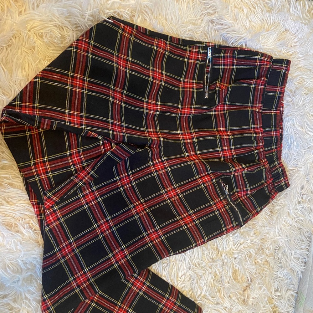 Cinched plaid trousers:)